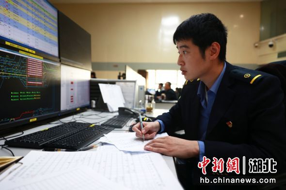 图为武汉北车站调度车间总调度员正在编制作业计划。(王世炜 摄)