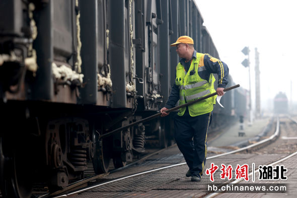 图为武汉北车站工作人员在编组电煤列车。(王世炜 摄)