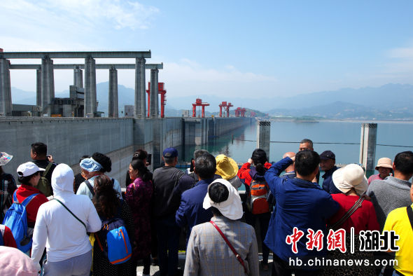 游客在185观景台近观三峡大坝 汤伟摄