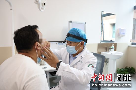 在睡眠医学中心，耳鼻喉科主任陈伟为患者做检查。