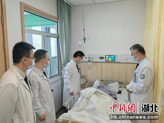 杨春湖院区肝胆胰外科专家团队查看患者术后恢复情况