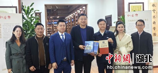 朱正明向武汉大学图书馆赠书。 郑子颜 摄