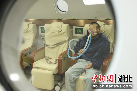 患者在高压氧舱内接受高压氧治疗。